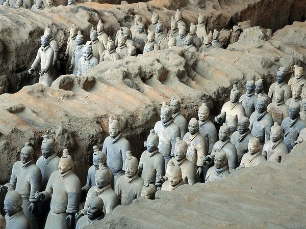 Terra cotta soldiers, photograph by O. Louis Mazzatenta